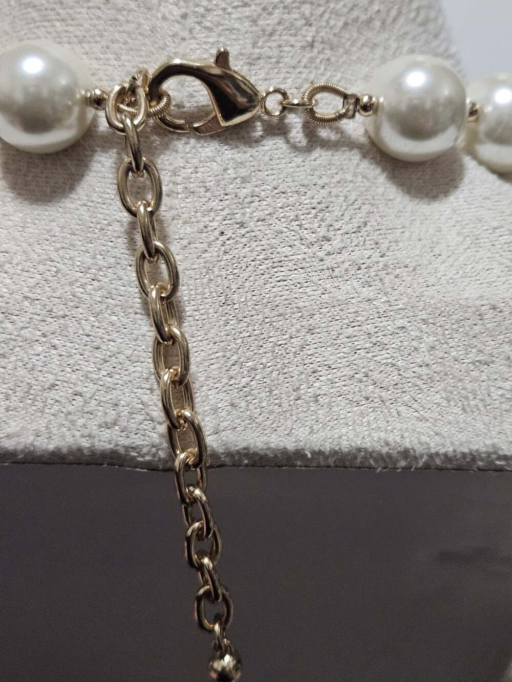 Oversized  Faux Pearl Statement Necklace - Picture 3 of 4